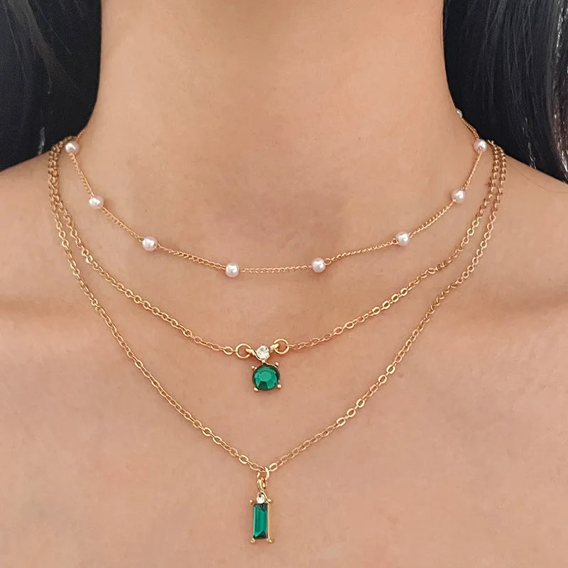 Collar Multicapa de Perlas y Verde Esmeralda - Emeraldia Jewelry · Operado por R. E. dos Santos LTDA · CNPJ: 45.450.979/0001-38