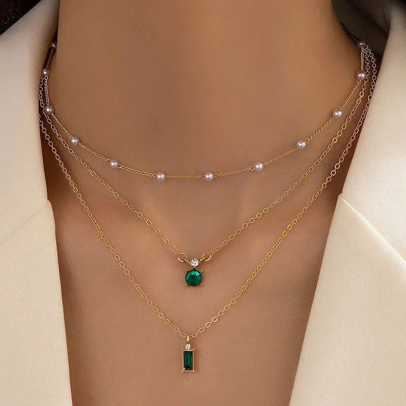 Collar Multicapa de Perlas y Verde Esmeralda - Emeraldia Jewelry · Operado por R. E. dos Santos LTDA · CNPJ: 45.450.979/0001-38