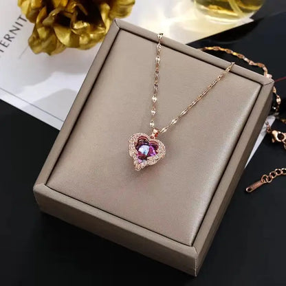 Collar Exclusivo con Dije Corazón del Océano de Cristales Multicolores - Emeraldia Jewelry · Operado por R. E. dos Santos LTDA · CNPJ: 45.450.979/0001-38