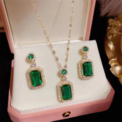 Conjunto de Joyería Exclusivo de 3 Piezas Halo Esmeralda y Dorado Vintage - Emeraldia Jewelry · Operado por R. E. dos Santos LTDA · CNPJ: 45.450.979/0001-38
