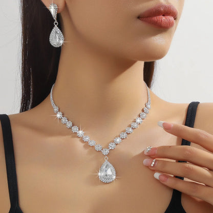Conjunto de Joyería Nupcial Halo Azul Zafiro en Lágrima - Emeraldia Jewelry · Operado por R. E. dos Santos LTDA · CNPJ: 45.450.979/0001-38