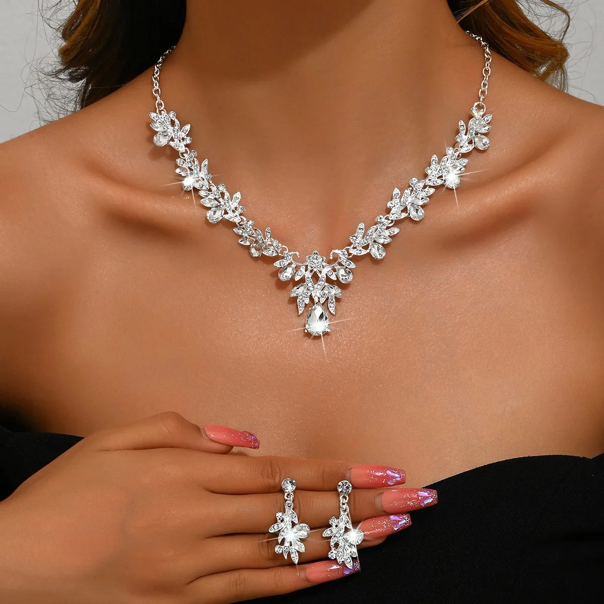 Conjunto de Joyería Nupcial Floral de Cristal Lágrima - Emeraldia Jewelry · Operado por R. E. dos Santos LTDA · CNPJ: 45.450.979/0001-38