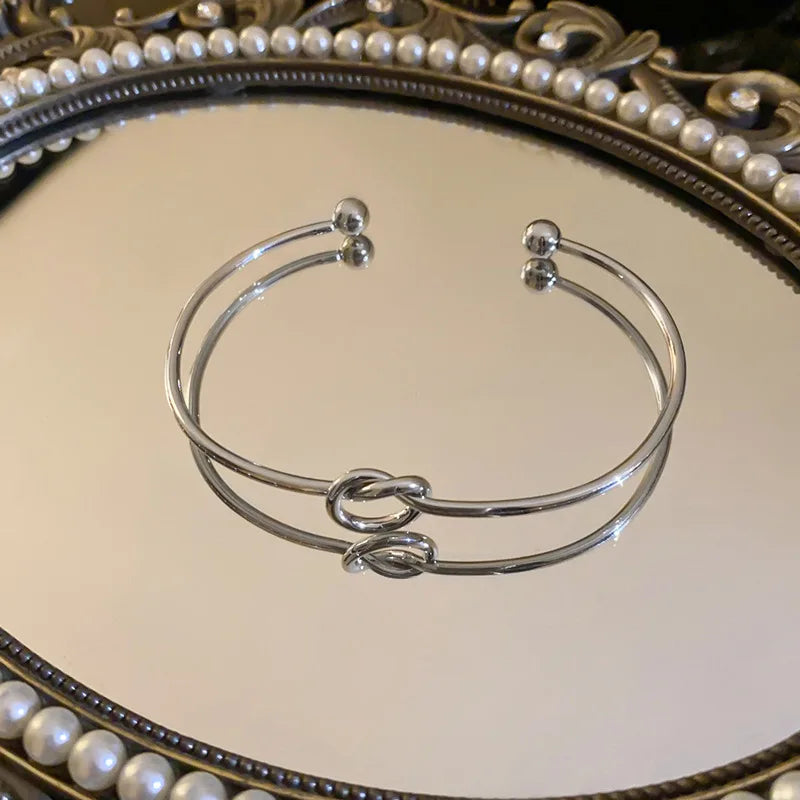 Brazalete Abierto Minimalista Nudo de Amor - Emeraldia Jewelry · Operado por R. E. dos Santos LTDA · CNPJ: 45.450.979/0001-38
