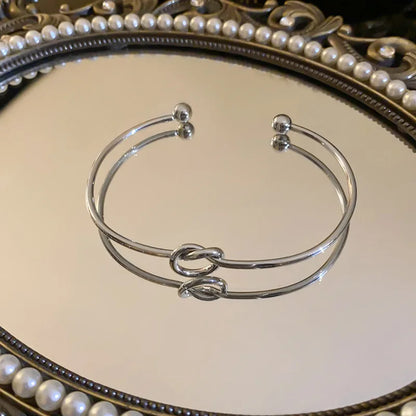 Brazalete Abierto Minimalista Nudo de Amor - Emeraldia Jewelry · Operado por R. E. dos Santos LTDA · CNPJ: 45.450.979/0001-38