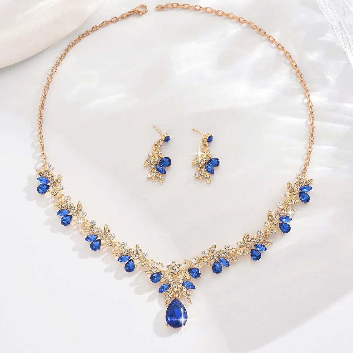 Conjunto de Joyería Nupcial Floral de Cristal Lágrima - Emeraldia Jewelry · Operado por R. E. dos Santos LTDA · CNPJ: 45.450.979/0001-38