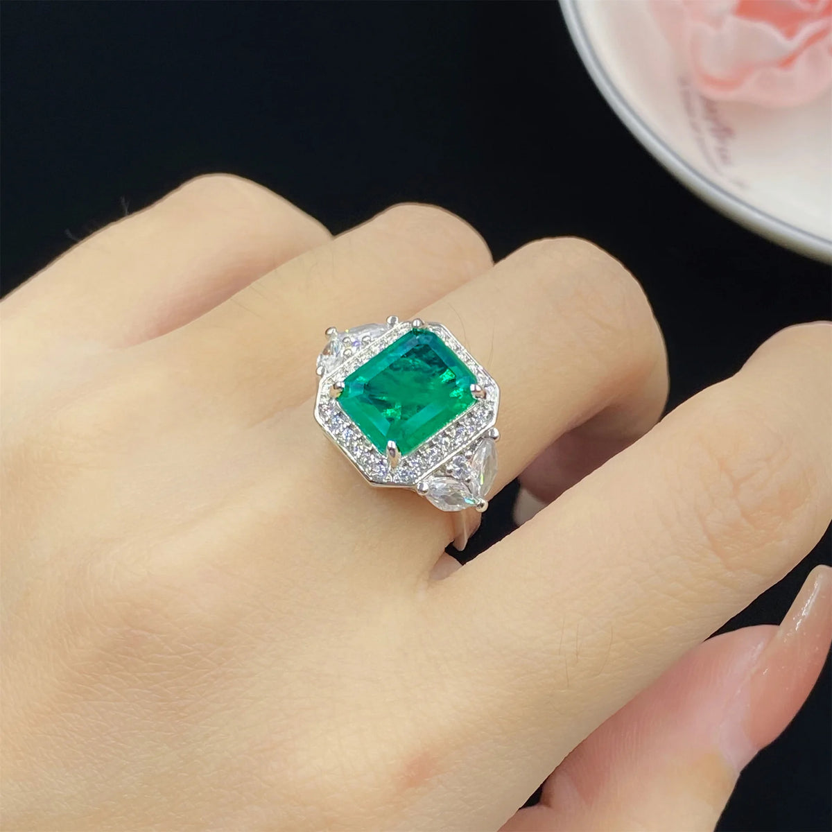 Conjunto Exclusivo de Joyería de 4 Piezas con Circones Corte Esmeralda - Emeraldia Jewelry · Operado por R. E. dos Santos LTDA · CNPJ: 45.450.979/0001-38