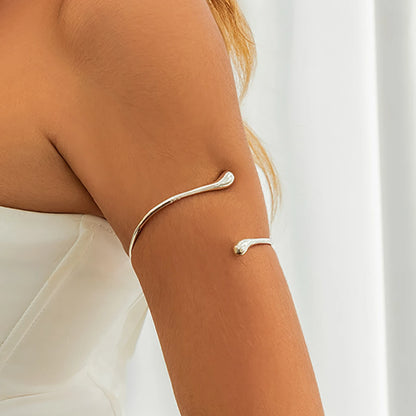 Brazalete de Brazo Dorado Minimalista - Emeraldia Jewelry · Operado por R. E. dos Santos LTDA · CNPJ: 45.450.979/0001-38