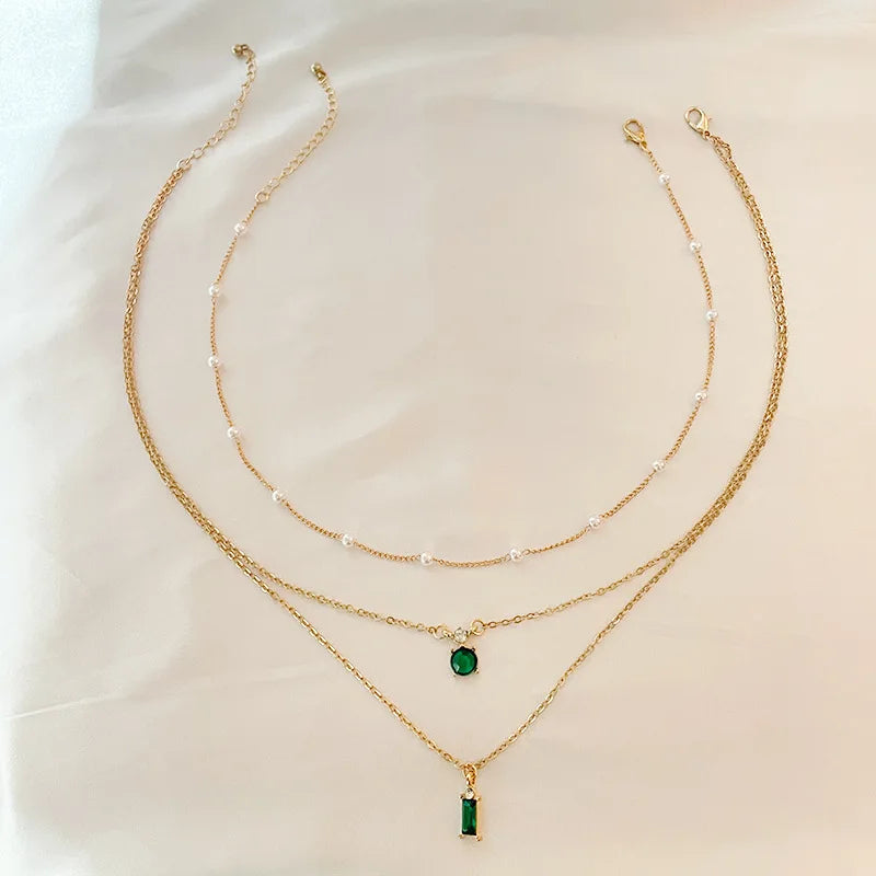 Collar Multicapa de Perlas y Verde Esmeralda - Emeraldia Jewelry · Operado por R. E. dos Santos LTDA · CNPJ: 45.450.979/0001-38