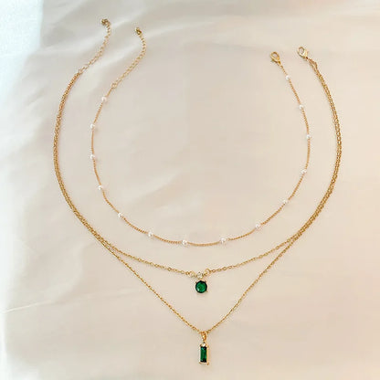 Collar Multicapa de Perlas y Verde Esmeralda - Emeraldia Jewelry · Operado por R. E. dos Santos LTDA · CNPJ: 45.450.979/0001-38