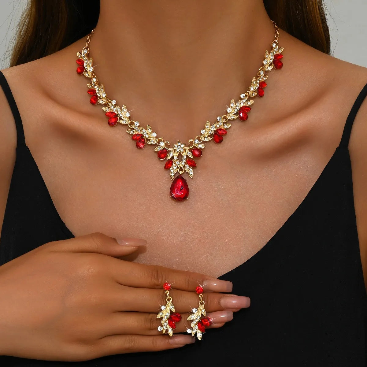 Conjunto de Joyería Nupcial Floral de Cristal Lágrima - Emeraldia Jewelry · Operado por R. E. dos Santos LTDA · CNPJ: 45.450.979/0001-38