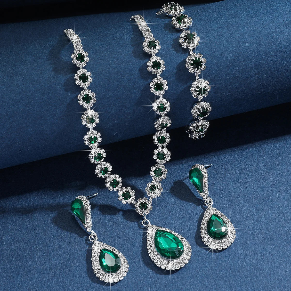 Conjunto de Joyería Nupcial Halo Azul Zafiro en Lágrima - Emeraldia Jewelry · Operado por R. E. dos Santos LTDA · CNPJ: 45.450.979/0001-38