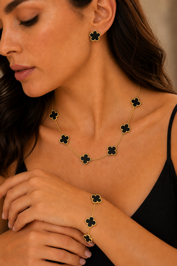 Conjunto Exclusivo de Collar, Pulsera y Aros Trébol de Cuatro Hojas Negro - Emeraldia Jewelry · Operado por R. E. dos Santos LTDA · CNPJ: 45.450.979/0001-38